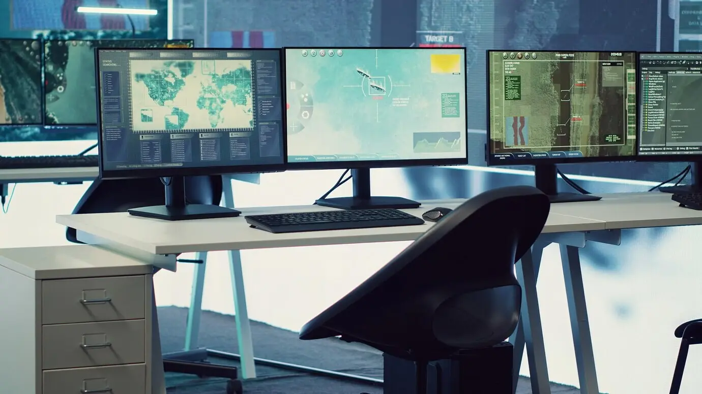 Leeres militärisches Drohnenkontrollzentrum, das Überwachungsradaraufnahmen nutzt.