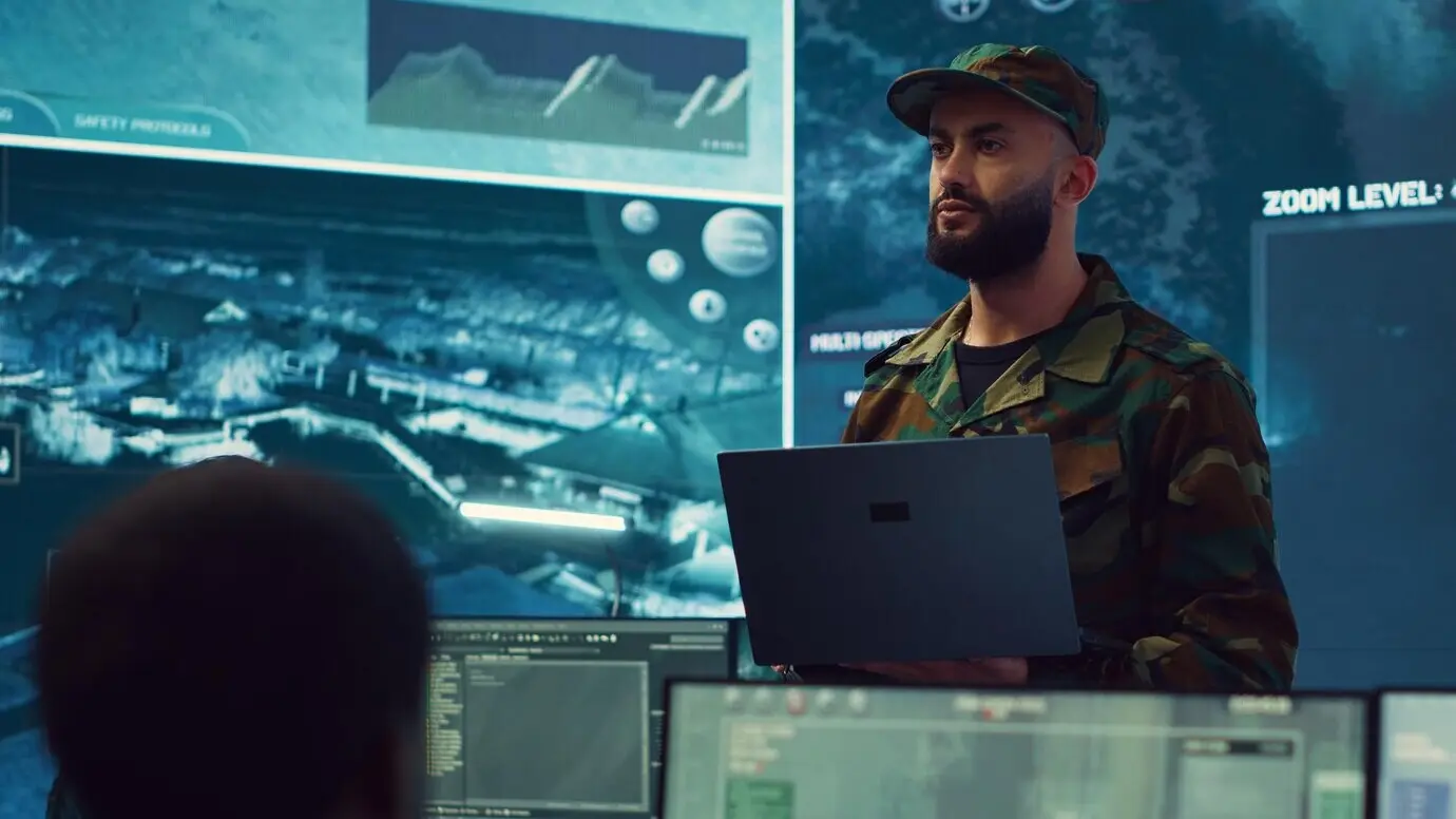 Spezialkräfte-Soldat, der Ressourcen entsprechend den Missionsanforderungen zuteilt.