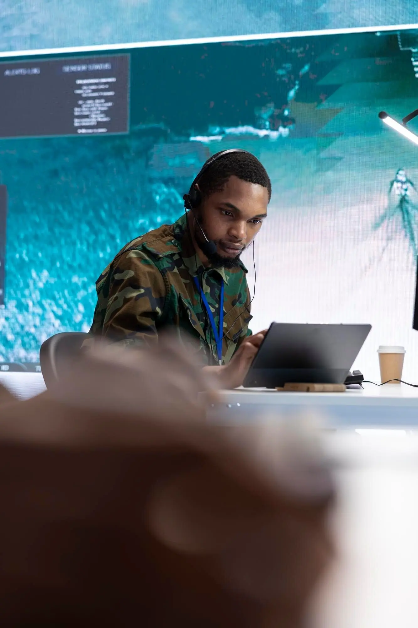 Ein militärisches Team arbeitet in einem Hightech-Kontrollzentrum mit Echtzeitdaten.